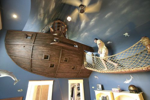 Habitación de piratas con barco