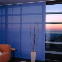 Ventanal con paneles orientales de color azul