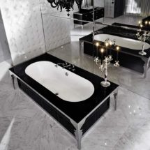 Bañera con exterior de mármol negro e interior blanco.