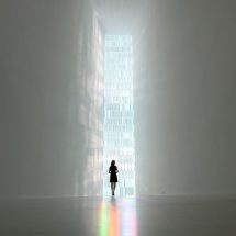 Lámpara de cristales que descomponen el color, de aproximadamente 7 metros de altura