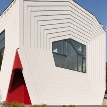 Pequeña casa de formas geométricas
