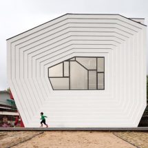 Pequeña casa de formas geométricas