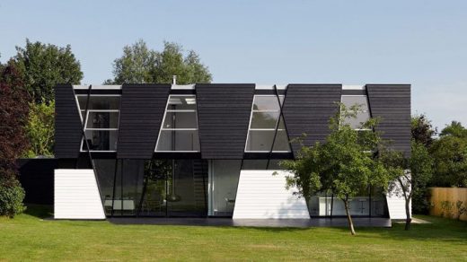 Casa geométrica en blanco y negro