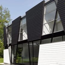 Casa geométrica en blanco y negro