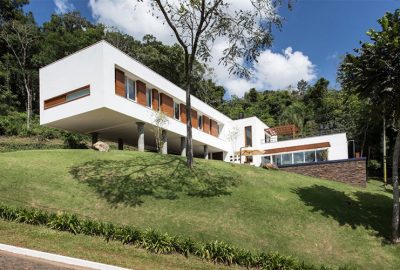Casa rectangular moderna en Brasil