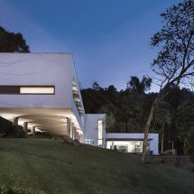 Casa rectangular moderna en Brasil