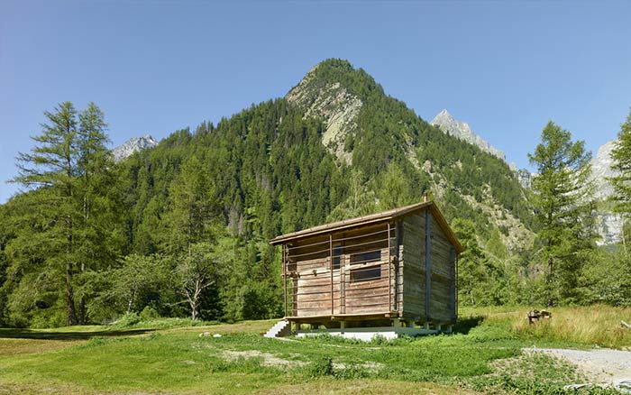 cabaña de madera abandonada